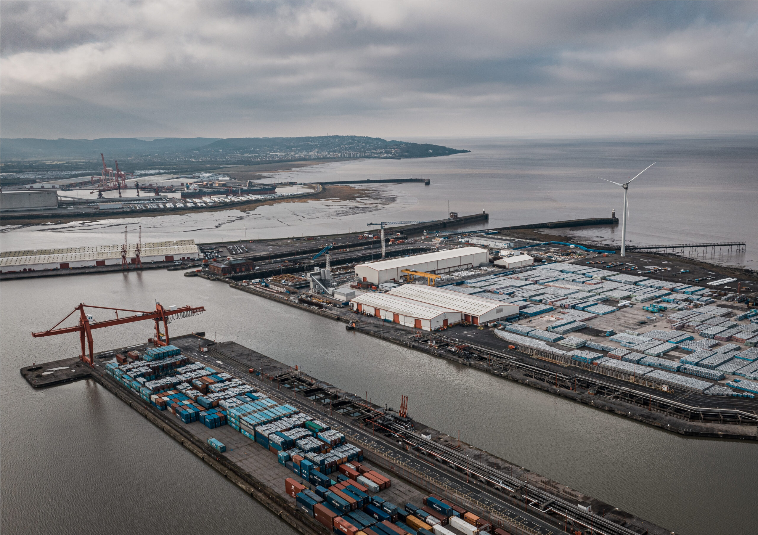 FOB vs CIF EN590 diesel trading comparison showing refinery loading, freight responsibilities, marine transport, and cargo delivery